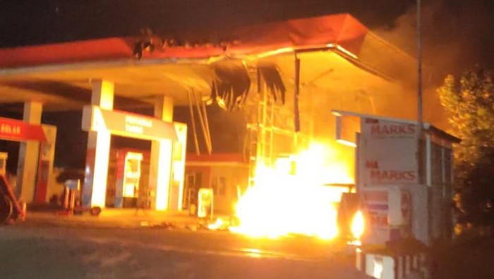 Mobil Daihatsu Espass terbakar di SPBU Kanigoro Kediri