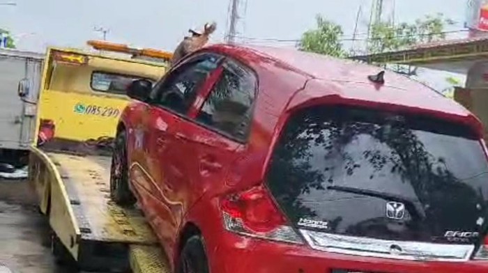 Mobil milik warga Pamekasan yang diangkut mobil towing demi hindari mogok akibat menembus banjir.