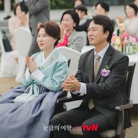 Pernikahan Kim Soo Hyun dan Kim Ji Won di drama Korea Queen of Tears menyatukan dua keluarga dari status sosial yang berbeda. Hal itu pula yang menjadi alasan Baek Hyun Woo (pemain Kim Soo Hyun) tidak bahagia dengan pernikahannya bersama Hong Hae In (pemain Kim Ji Won). Foto: dok. tvN