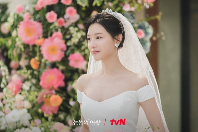 Di ‘hari pernikahannya’, Kim Ji Won terlihat anggun memakai gaun putih dengan aksesori mahkota dan veil panjang. Sedangkan lawan mainnya, Kim Soo Hyun tampil gagah memakai setelan jas hitam. Foto: dok. tvN