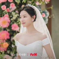 Di ‘hari pernikahannya’, Kim Ji Won terlihat anggun memakai gaun putih dengan aksesori mahkota dan veil panjang. Sedangkan lawan mainnya, Kim Soo Hyun tampil gagah memakai setelan jas hitam. Foto: dok. tvN