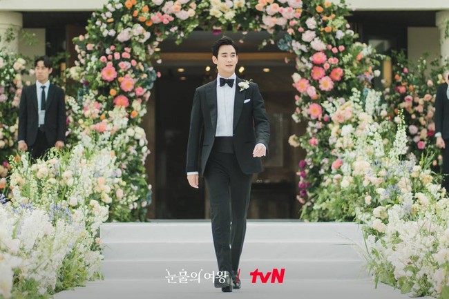 Dekorasi bunga yang didominasi warna pink dan putih di lokasi syuting Kim Soo Hyun dan Kim Ji Won bahkan serupa dengan dekorasi Hyun Bin dan Son Ye Jin. Foto: dok. tvN