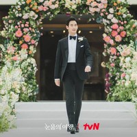 Dekorasi bunga yang didominasi warna pink dan putih di lokasi syuting Kim Soo Hyun dan Kim Ji Won bahkan serupa dengan dekorasi Hyun Bin dan Son Ye Jin. Foto: dok. tvN