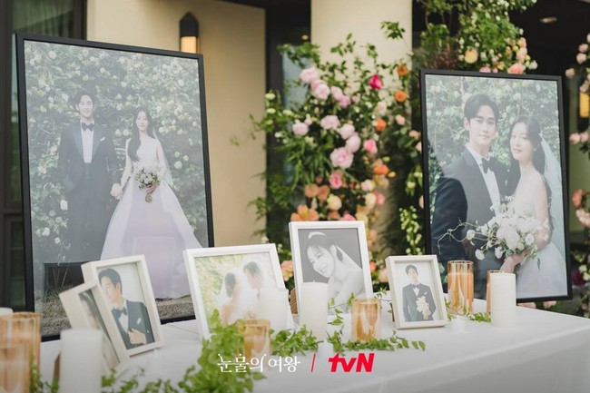 Ada deretan foto pre wedding Kim Soo Hyun dan Kim Ji Won sebagai dekorasi pernikahan mereka di drakor tersebut. Foto: dok. tvN