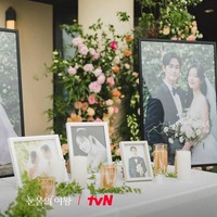 Ada deretan foto pre wedding Kim Soo Hyun dan Kim Ji Won sebagai dekorasi pernikahan mereka di drakor tersebut. Foto: dok. tvN