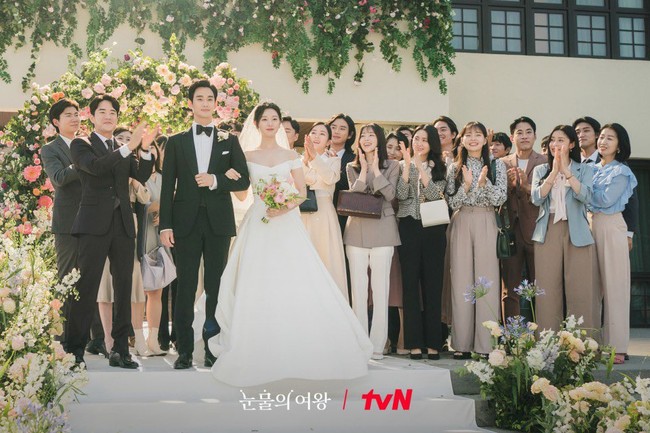 Kim Soo Hyun dan Kim Ji Won dipasangkan sebagai suami istri dalam drama Korea Queen of Tears. Seperti yang terlihat dalam episode pertama Queen of Tears, keduanya tampak mesra dan serasi dalam adegan pernikahan mereka. Foto: dok. tvN