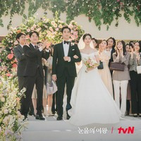 Kim Soo Hyun dan Kim Ji Won dipasangkan sebagai suami istri dalam drama Korea Queen of Tears. Seperti yang terlihat dalam episode pertama Queen of Tears, keduanya tampak mesra dan serasi dalam adegan pernikahan mereka. Foto: dok. tvN