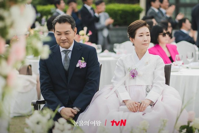 Meskipun terlihat bahagia, karakter Kim Soo Hyun mengalami stres karena mendapat tekanan dari keluarga Kim Ji Won hingga membenci ‘istrinya’ dan ingin bercerai. Penggemar dapat menantikan episode terbaru Queen of Tears setiap Sabtu dan Minggu pukul 21.20 WIB di Netflix. Foto: dok. tvN