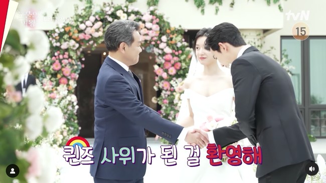 Hari ini, Rabu (13/3/2024), tvN merilis video behind the scene adegan pernikahan Kim Soo Hyun dan Kim Ji Won. Terungkap pasangan drama Korea Queen of Tears itu syuting di hotel bintang lima, yang juga jadi lokasi pernikahan Hyun Bin dan Son Ye Jin, hingga Song Joong Ki dan Song Hye Kyo. Foto: dok. tvN