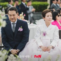 Meskipun terlihat bahagia, karakter Kim Soo Hyun mengalami stres karena mendapat tekanan dari keluarga Kim Ji Won hingga membenci ‘istrinya’ dan ingin bercerai. Penggemar dapat menantikan episode terbaru Queen of Tears setiap Sabtu dan Minggu pukul 21.20 WIB di Netflix. Foto: dok. tvN