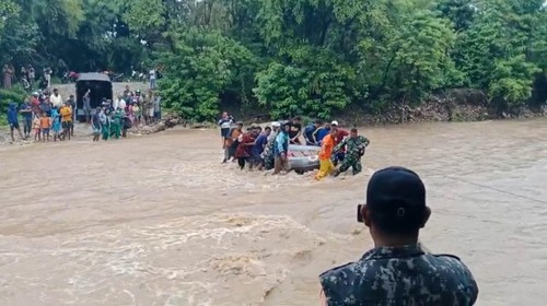 Momen petugas mengevakuasi perempuan hamil di Sungai Batu Merah, Desa Oelatimo, Kabupaten Kupang, NTT, untuk melahirkan. (Dok BPBD Kabupaten Kupang).