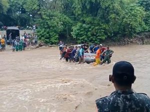 Perjuangan Perempuan Hamil Terobos Banjir di Kupang untuk Melahirkan