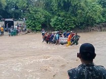Perjuangan Perempuan Hamil Terobos Banjir di Kupang untuk Melahirkan