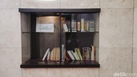 Setiap musala juga memiliki beberapa koleksi Al-Quran dan buku pengetahuan tentang Islam. Sutrah dan kursi kecil pun tersedia di setiap musala. Selain itu, tersedia mukena dan sarung yang bisa dipinjam ke petugas yang berjaga. Foto: Devi Setya/detikcom