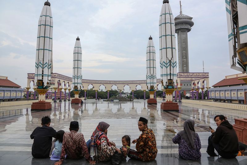 Sejumlah warga menghabiskan waktu menjelang berbuka puasa (ngabuburit) dengan berwisata di kompleks Masjid Agung Jawa Tengah (MAJT), Semarang, Jawa Tengah, Selasa (12/3/2024). Selain sebagai tempat ibadah, masjid berkapasitas 15.000 jamaah yang dibangun pada tahun 2002 dengan luas 10 hektare itu menjadi salah satu destinasi favorit warga maupun wisatawan dari daerah lain karena memiliki gaya aristektur unik yakni perpaduan gaya Jawa Arab dan Romawi. ANTARA FOTO/Makna Zaezar/Spt.