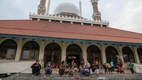 Sejumlah warga menghabiskan waktu menjelang berbuka puasa (ngabuburit) dengan berwisata di kompleks Masjid Agung Jawa Tengah (MAJT), Semarang, Jawa Tengah.