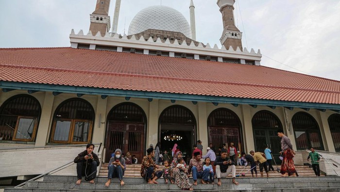 Sejumlah warga menghabiskan waktu menjelang berbuka puasa (ngabuburit) dengan berwisata di kompleks Masjid Agung Jawa Tengah (MAJT), Semarang, Jawa Tengah, Selasa (12/3/2024). Selain sebagai tempat ibadah, masjid berkapasitas 15.000 jamaah yang dibangun pada tahun 2002 dengan luas 10 hektare itu menjadi salah satu destinasi favorit warga maupun wisatawan dari daerah lain karena memiliki gaya aristektur unik yakni perpaduan gaya Jawa Arab dan Romawi. ANTARA FOTO/Makna Zaezar/Spt.