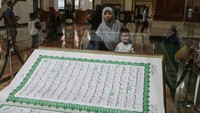 Selain menunggu buka puasa di halaman masjid, jemaah juga bisa melihat Al-Quran raksasa yang terdapat di dalamnya.