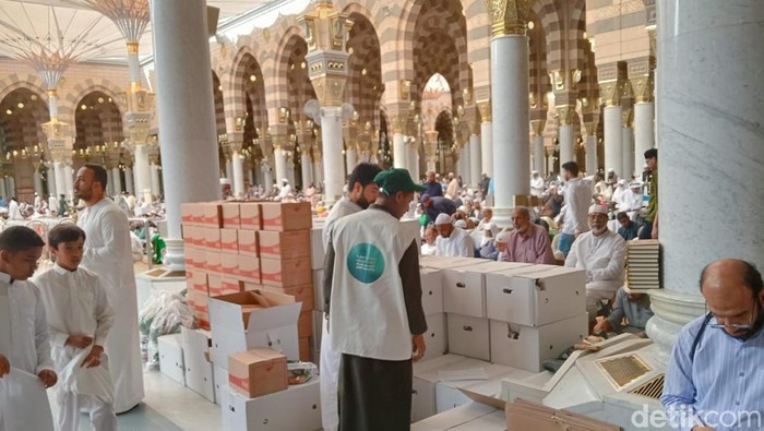 Ngabuburit di Masjid Nabawi, 13 Maret 2024.