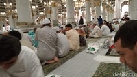 Selesai salat Asar, petugas dibantu jemaah membentangkan alas plastik di atas sajadah. Plastik ini sebagai alas agar menu buka puasa tidak tumpah ke karpet. Foto: Erwin Dariyanto/detikHikmah