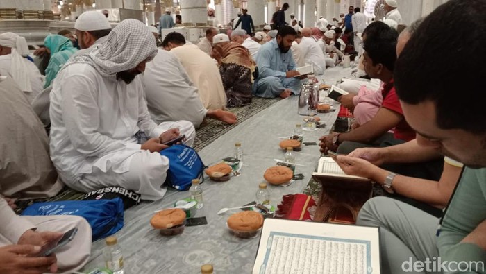 Ngabuburit di Masjid Nabawi, 13 Maret 2024.