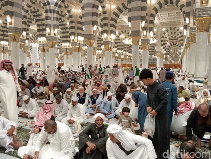 Ngabuburit di Masjid Nabawi, 13 Maret 2024.