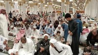 Suasana Masjid Nabawi di Madinah kian padat oleh jemaah pada hari ketiga puasa di Arab Saudi. Foto: Erwin Dariyanto/detikHikmah