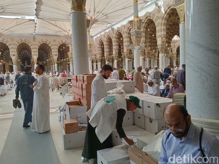 Ngabuburit di Masjid Nabawi Suasana ngabuburit di Masjid Nabawi, 13 Maret 2024.