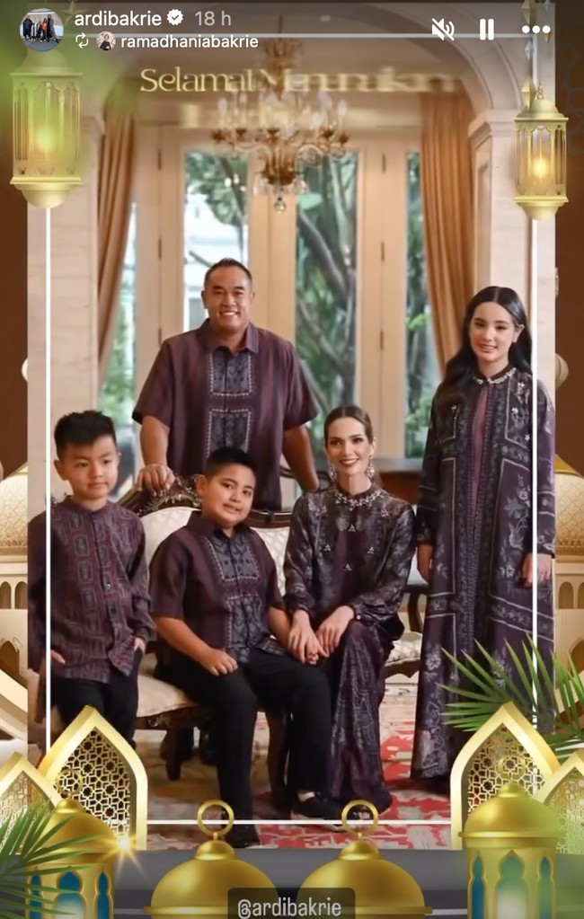 Di look kedua keluarga satu ini kompak memilih busana berwarna ungu. Sedikit berbeda dari look pertamanya, kali ini Nia memilih mencepol rambutnya ke belakang. Foto: Instagram/@ramadhaniabakrie