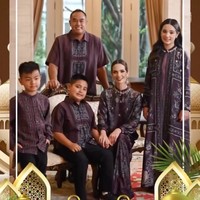 Di look kedua keluarga satu ini kompak memilih busana berwarna ungu. Sedikit berbeda dari look pertamanya, kali ini Nia memilih mencepol rambutnya ke belakang. Foto: Instagram/@ramadhaniabakrie