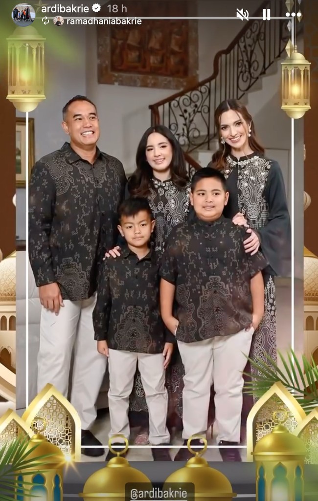 Di pemotretan pertama Ardi dan Nia bersama ketiga anaknya itu kompak mengenakan pakaian berwarna hitam. Nia dan Mikhayla tampak mengenakan gamis, sementara Ardi dan kedua putranya, Mainaka dan Magika, mengenakan kemeja dengan motif yang mirip. Foto: Instagram/@ramadhaniabakrie