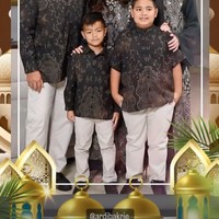 Di pemotretan pertama Ardi dan Nia bersama ketiga anaknya itu kompak mengenakan pakaian berwarna hitam. Nia dan Mikhayla tampak mengenakan gamis, sementara Ardi dan kedua putranya, Mainaka dan Magika, mengenakan kemeja dengan motif yang mirip. Foto: Instagram/@ramadhaniabakrie