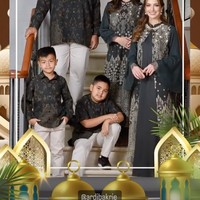 Sudah semakin besar, penampilan anak-anak Nia dan Ardi pun berhasil mencuri atensi, terutama penampilan Mikhayla. Tampil mengenakan makeup natural, Mikhayla terlihat semakin cantik mempesona. Foto: Instagram/@ramadhaniabakrie