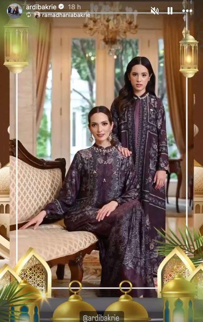 Berpose bersama, pesona pasangan ibu dan anak ini memang berhasil bikin terpana. Mikhayla pun semakin besar terlihat semakin cantik saingi sang mama. Foto: Instagram/@ramadhaniabakrie