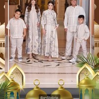 Di look ketiga Nia dan keluarganya kompak memilih mengenakan busana berwarna krem. Di unggahannya tersebut juga terlihat Nia dan keluarganya mengucapkan selamat menunaikan ibadah puasa. Foto: Instagram/@ramadhaniabakrie