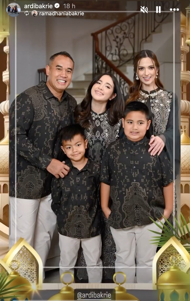 Melalui Instagram Storynya Nia Ramadhani dan sang suami, Ardi Bakrie membagikan pemotretan terbaru keluarganya edisi bulan suci Ramadan. Kompak, Nia dan Ardi bersama ketiga anaknya tampil dalam balutan pakaian senada. Foto: Instagram/@ramadhaniabakrie
