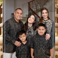 Melalui Instagram Storynya Nia Ramadhani dan sang suami, Ardi Bakrie membagikan pemotretan terbaru keluarganya edisi bulan suci Ramadan. Kompak, Nia dan Ardi bersama ketiga anaknya tampil dalam balutan pakaian senada. Foto: Instagram/@ramadhaniabakrie