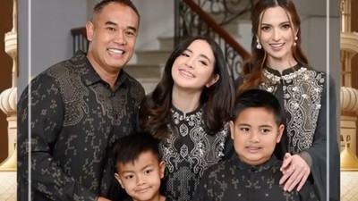 7 Pemotretan Keluarga Nia Ramadhani Edisi Ramadan, Mikhayla Cantik Bermakeup