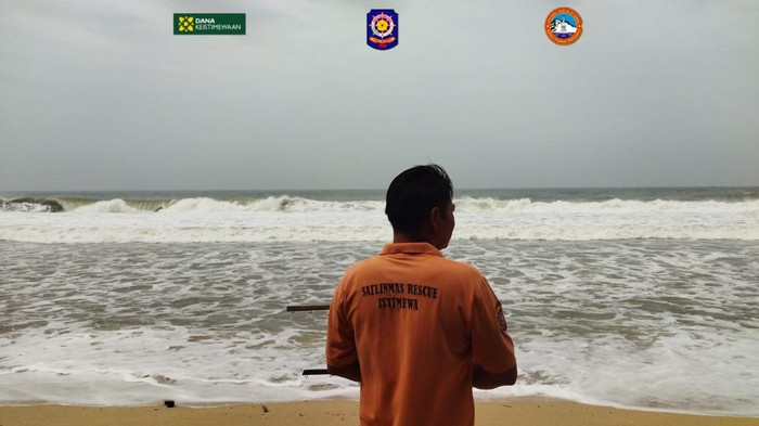 Petugas Satlinmas Rescue Istimewa Wilayah II Pantai Baron bersiap siaga di tengah tingginya ombak Rabu (13/3/2024).