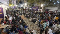 Makan sahur gratis ini diberikan oleh kelompok amal, di Karachi, Pakistan.  