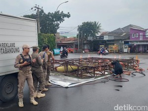 Momen Papan Reklame Roboh Dihantam Angin Kencang di Gedebage
