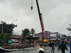 Papan Reklame Roboh Timpa Pemotor di Gedebage Bandung!