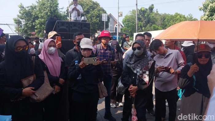 Para guru honorer Langkat saat aksi di Polda Sumut. (Finta Rahyuni/detikSumut)