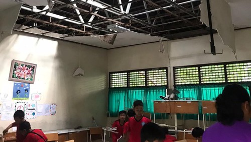 Para siswa SD 3 Bongkasa, Badung, saat mendapati ruang belajar penuh sisa material plafon yang jebol, Rabu (13/3/2024). (Istimewa)