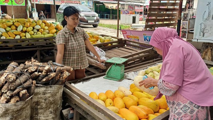 Pedagang buah blewah di Pasar Induk Palembang