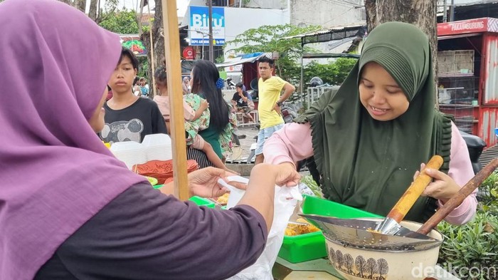 Pedangang di kampung kue Surabaya