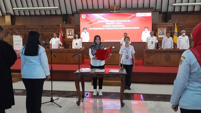 Pelantikan dan Pengambilan Sumpah/Janji Pejabat Fungsional di Lingkungan Pemerintah Kabupaten (Pemkab) Klaten, Selasa (13/3/2024).