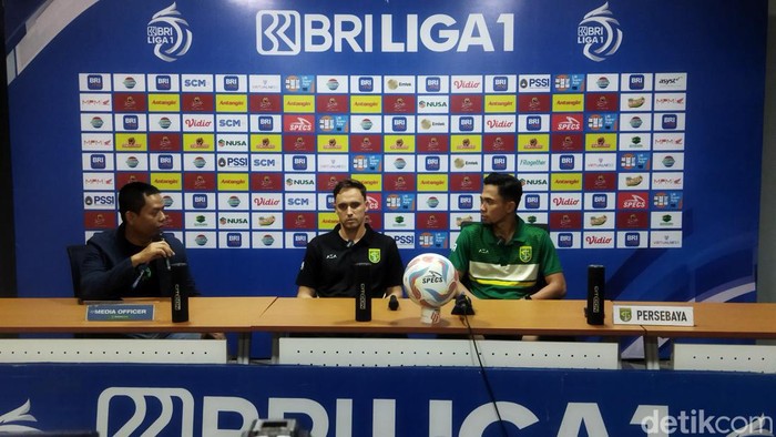 Pelatih Persebaya Paul Munster saat membongkar permainan timnya menghadapi Madura United.
