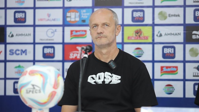 Pelatih PSS Sleman, Risto Vidakovic saat sesi jumpa pers jelang melawan Borneo FC, Rabu (13/3/2024).