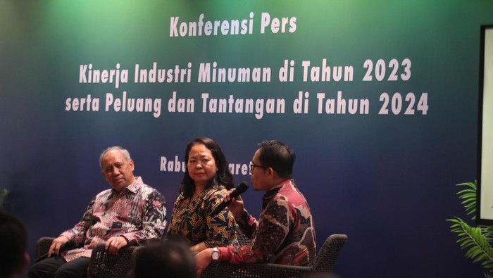Peluang dan Tantangan Industri Minuman Ringan Usai Covid-19 Industri minuman ringan masih belum pulih sejak pandemi Covid-19. Hal ini terlihat dari kinerja penjualan yang mengalami pertumbuhan negatif 2.6 persen di tahun 2023.